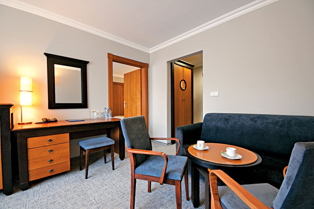 apartment | in-room safe, desk, iron/ironing board, cots/infant beds