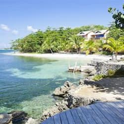 Sulla spiaggia, sabbia bianca, lettini da mare, ombrelloni