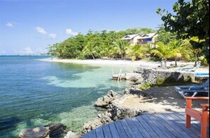 Ubicación a pie de playa, arena blanca, tumbonas y sombrillas