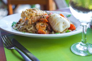 Breakfast, lunch and dinner served - Las Rocas Resort And Dive Center (Roatan)