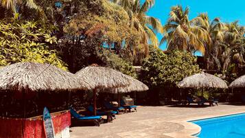 Sarapan, makan tengah hari dan makan malam dihidangkan