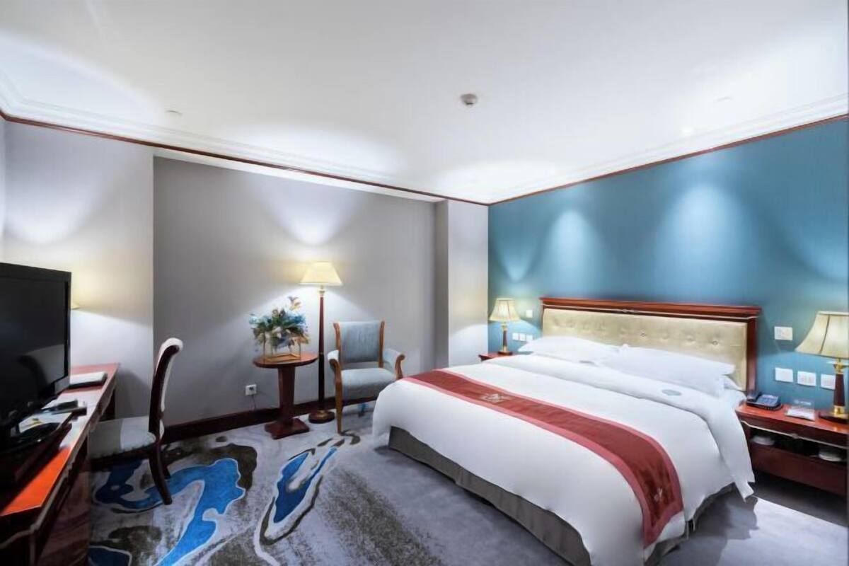 Blackout curtains, cots/infant beds