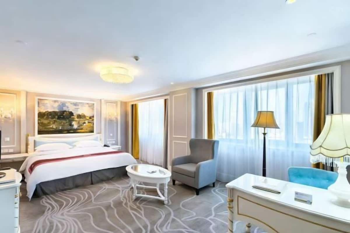 Blackout curtains, cots/infant beds