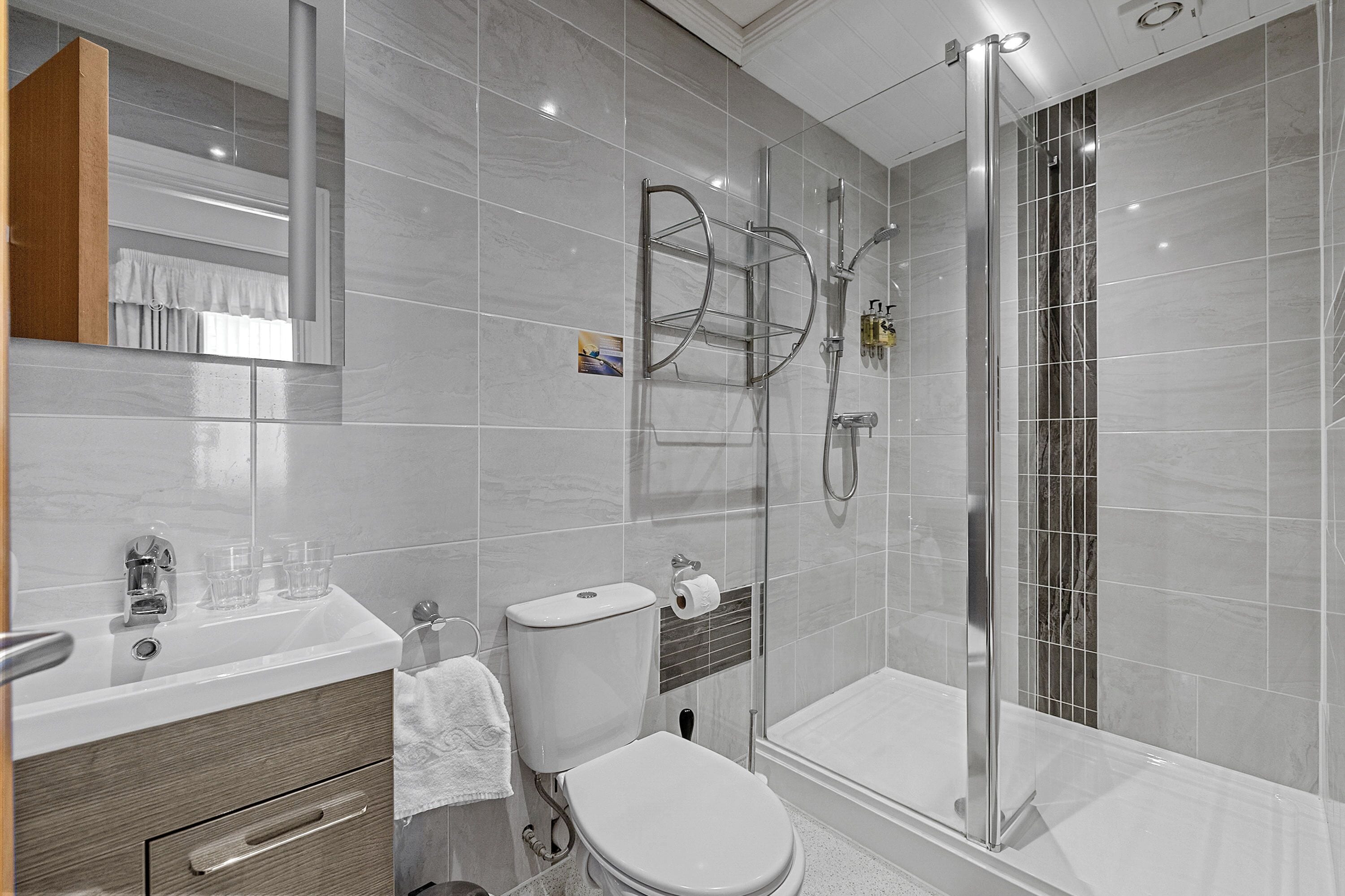 superking/twin room | bathroom | free toiletries, hair dryer, towels, soap