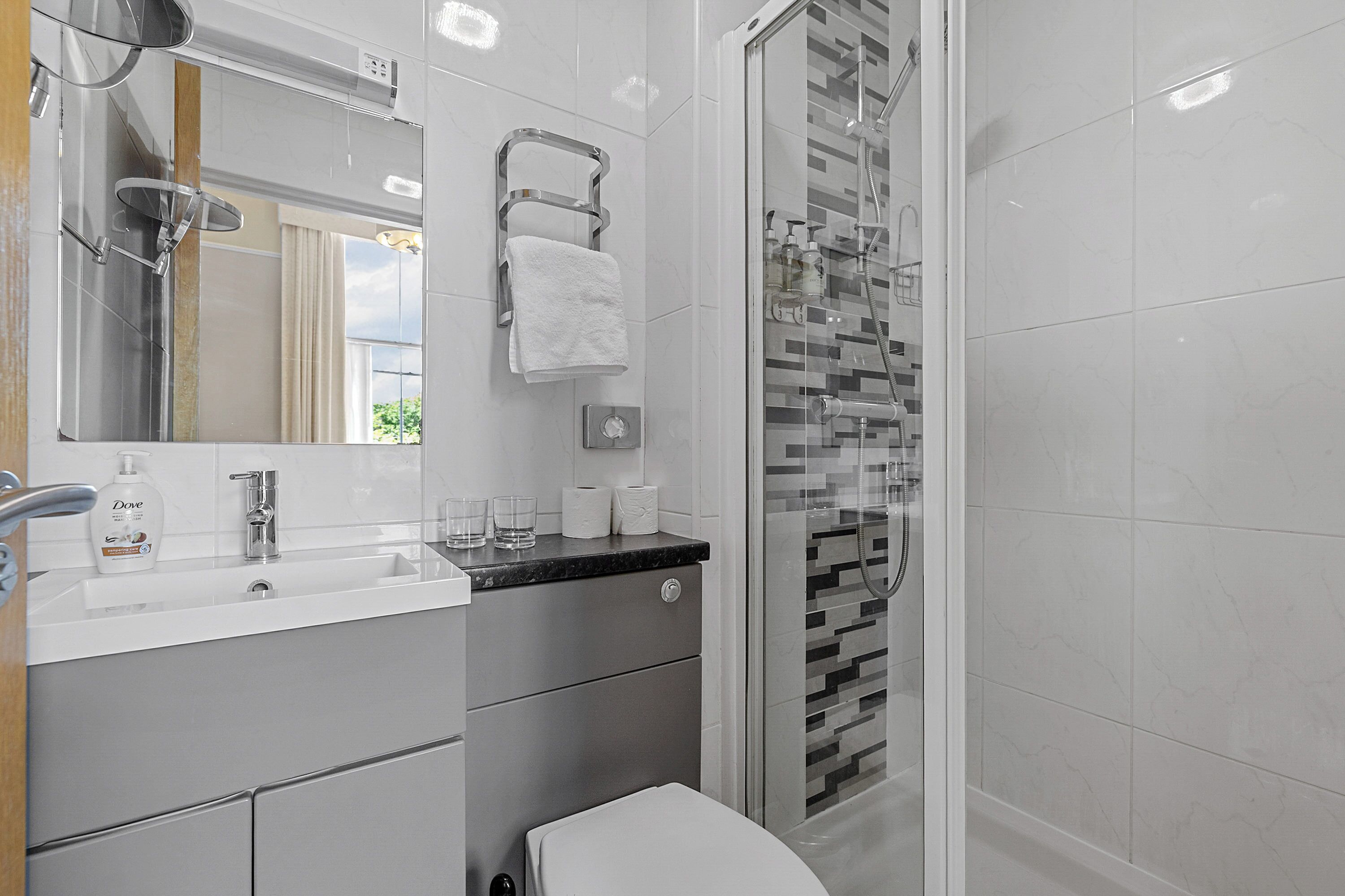 superking/twin room | bathroom | free toiletries, hair dryer, towels, soap