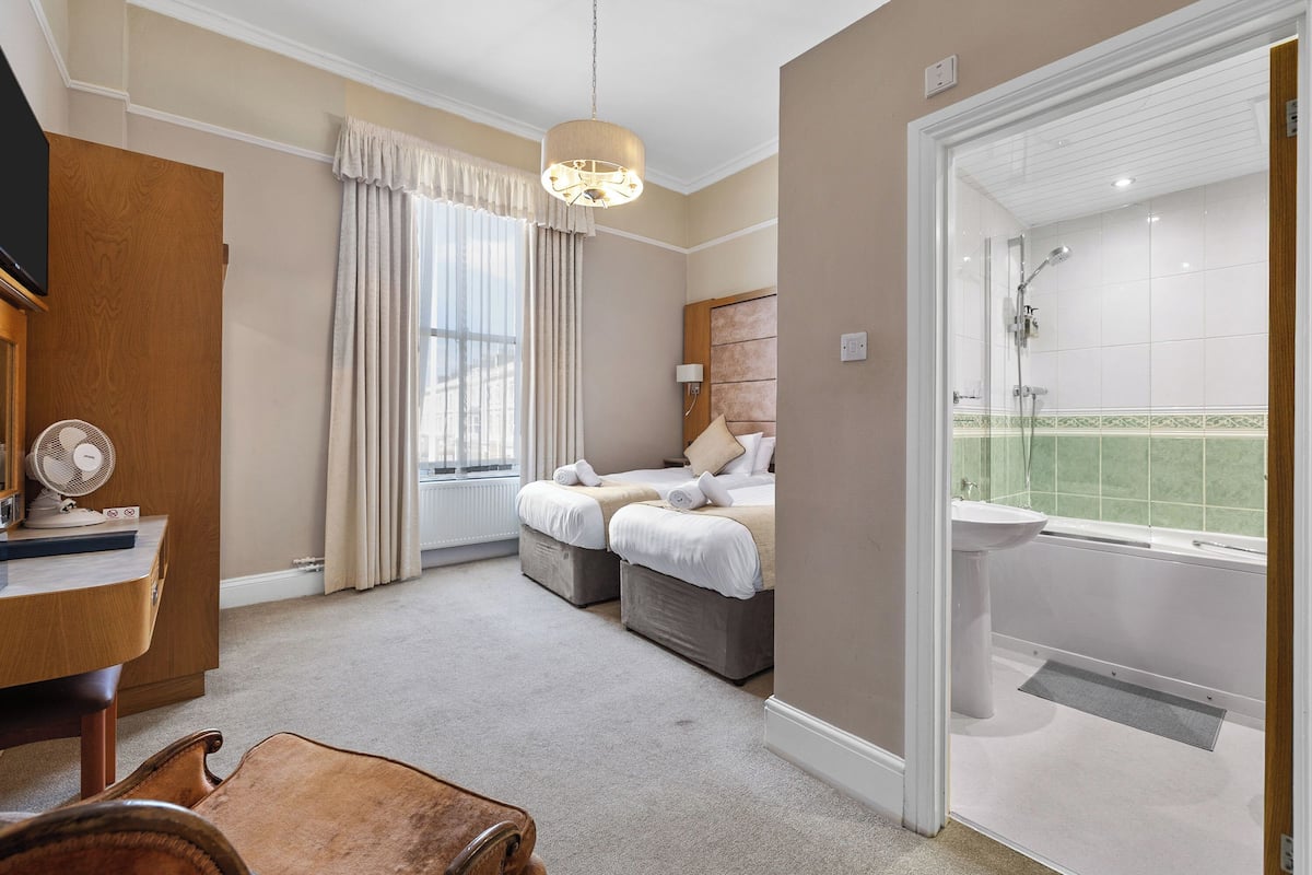 superking/twin room | 1 bedroom, desk, blackout curtains, iron/ironing board