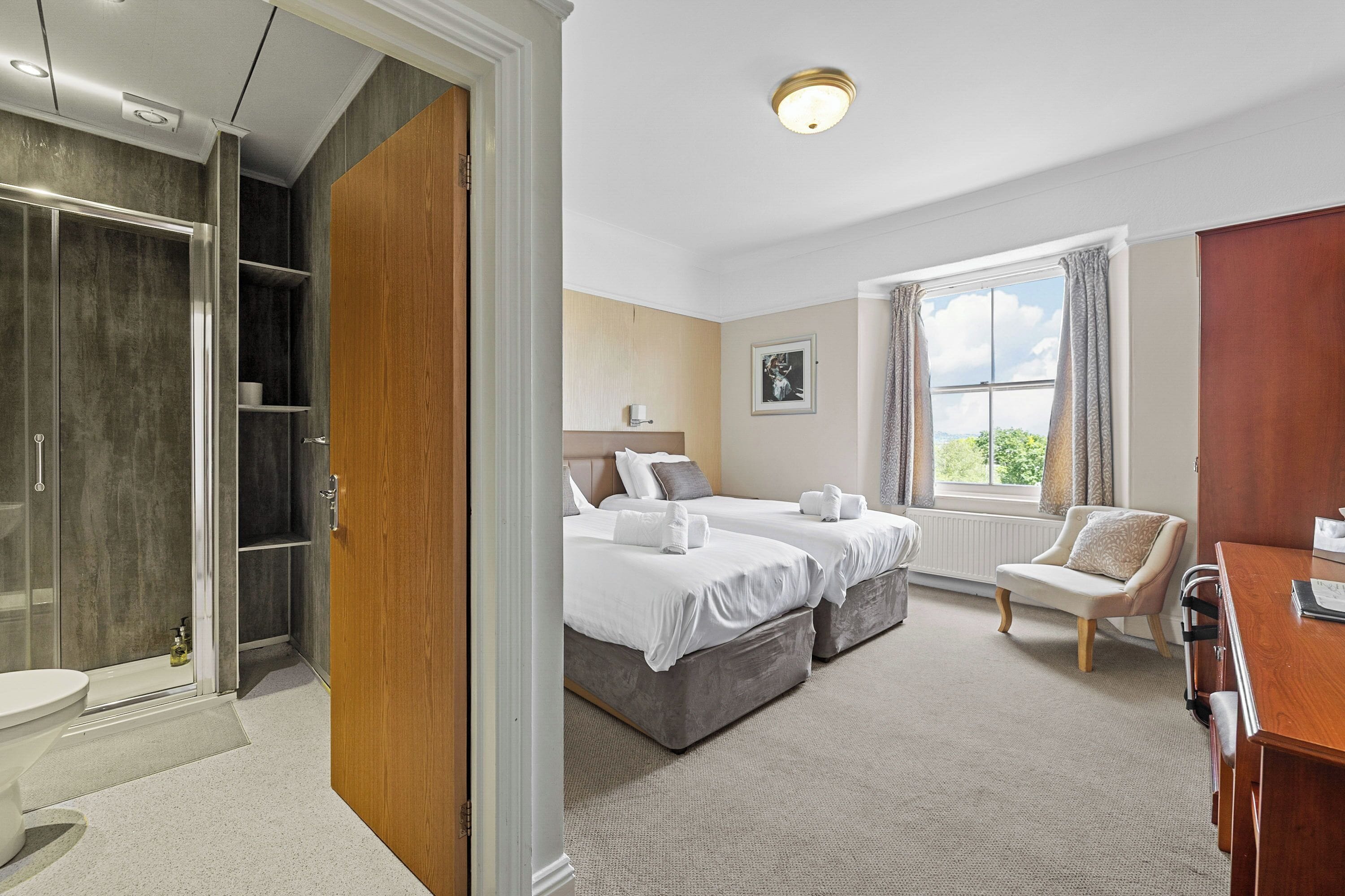 superking/twin room | 1 bedroom, desk, blackout curtains, iron/ironing board