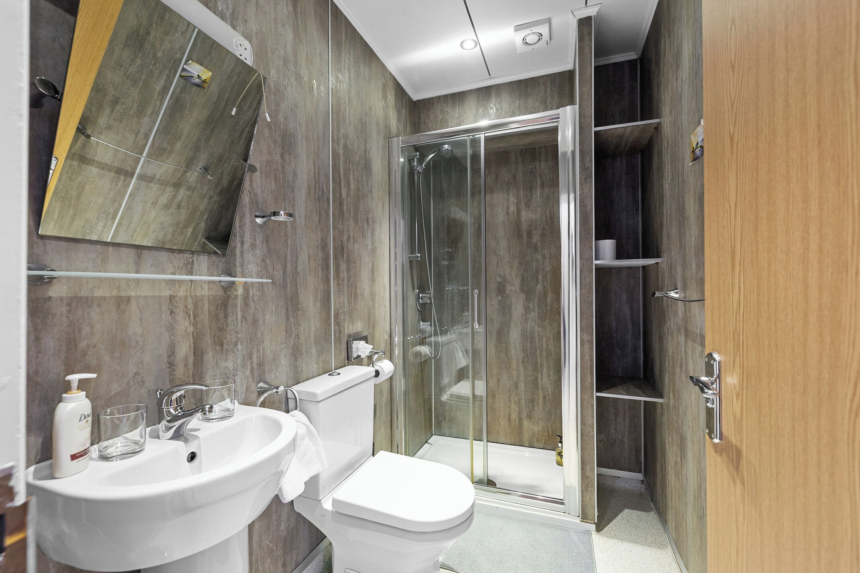 Superior King or Twin Room | Phòng tắm | Đồ dùng nhà tắm miễn phí, máy sấy tóc, khăn tắm, xà phòng 