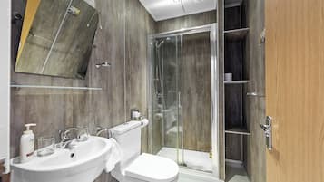 Superior King or Twin Room | Phòng tắm | Đồ dùng nhà tắm miễn phí, máy sấy tóc, khăn tắm, xà phòng