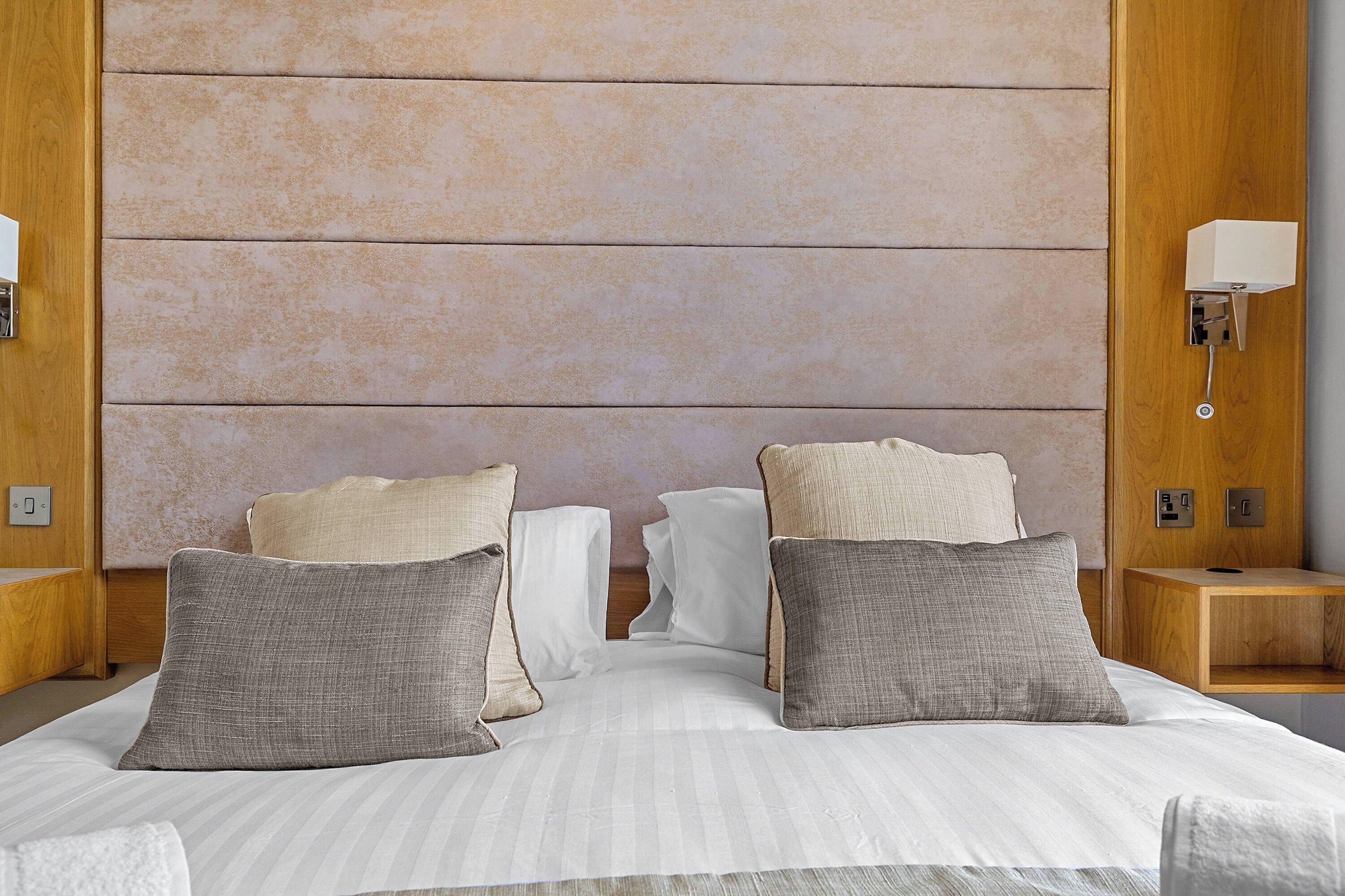 Superior King or Twin Room | Desk, blackout drapes, iron/ironing board, free WiFi