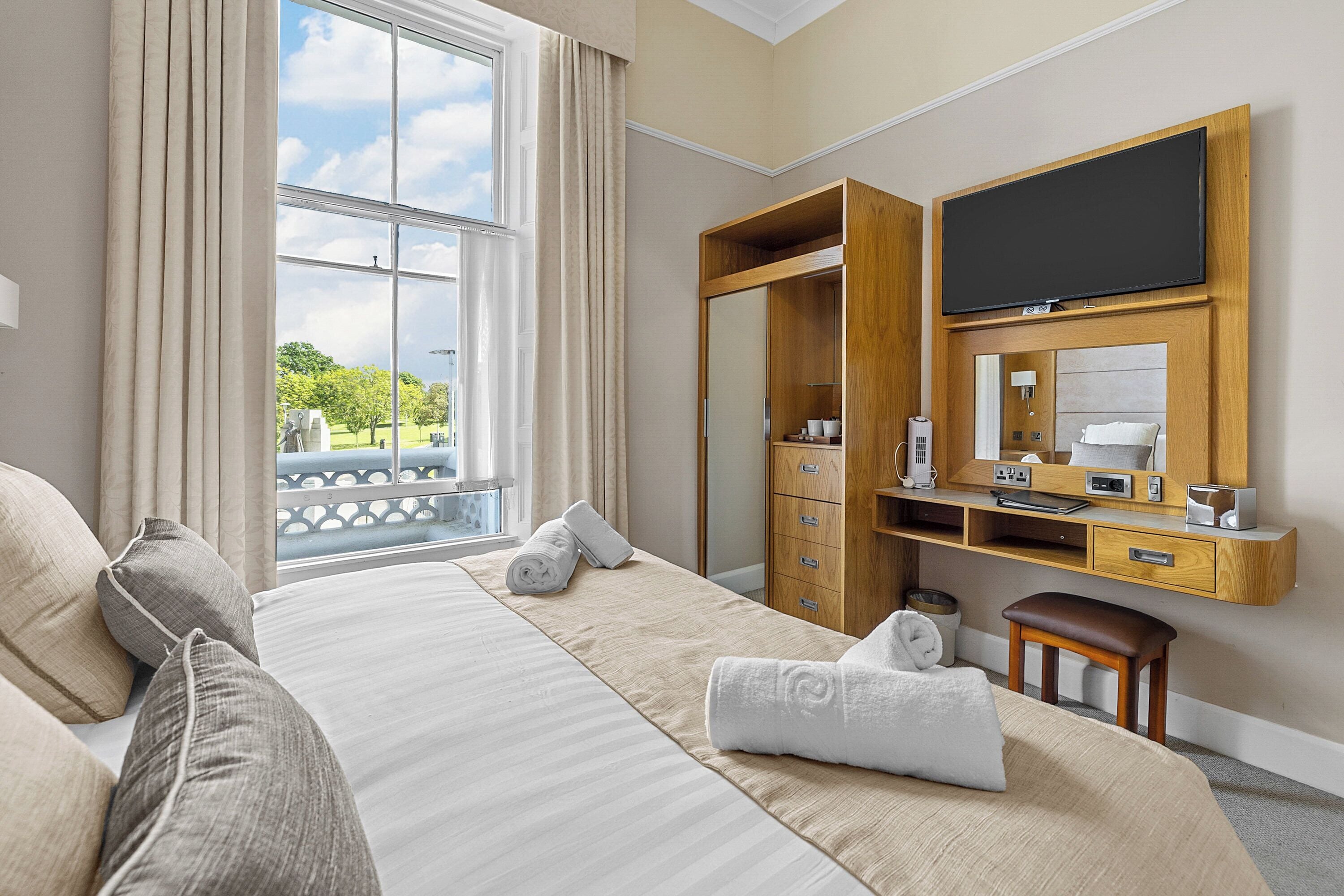 superking/twin room | 1 bedroom, desk, blackout curtains, iron/ironing board