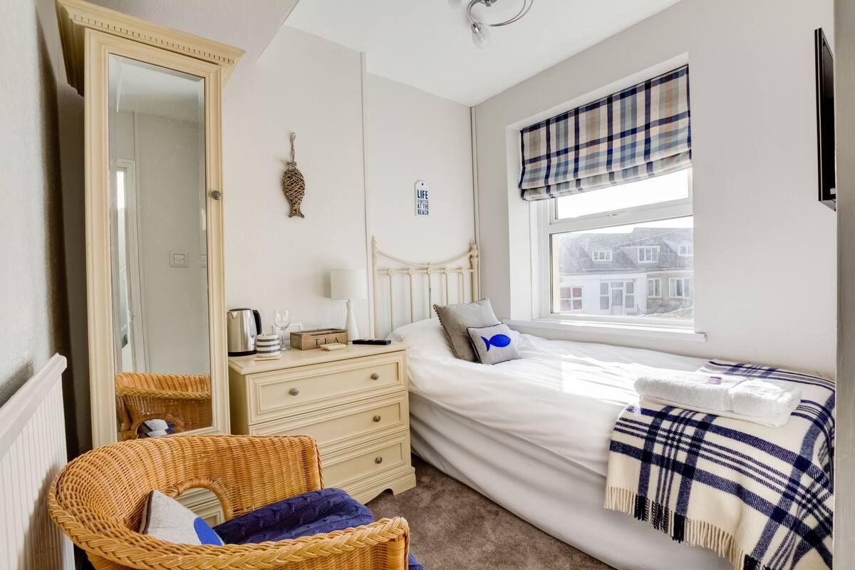 Single Room | Iron/ironing board (on request), WiFi (free)