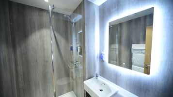 Premium Double or Twin Room | Bathroom | Hair dryer, towels