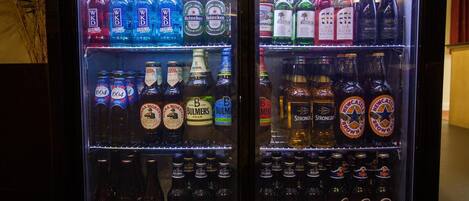 Vitrina refrigerada con diferentes botellas de cerveza y vino.
