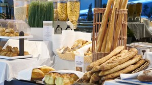 A buffet with various breads, pastries, and condiments. - Club Vacances Bleues Les Jardins Atlantique (Talmont-Saint-Hilaire)