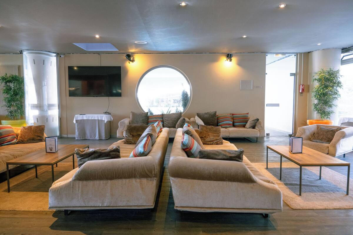 cocktail bar, ocean views, open daily