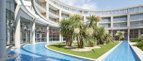 Innendørsbasseng, sesongbasert utendørsbasseng og bassengparasoller