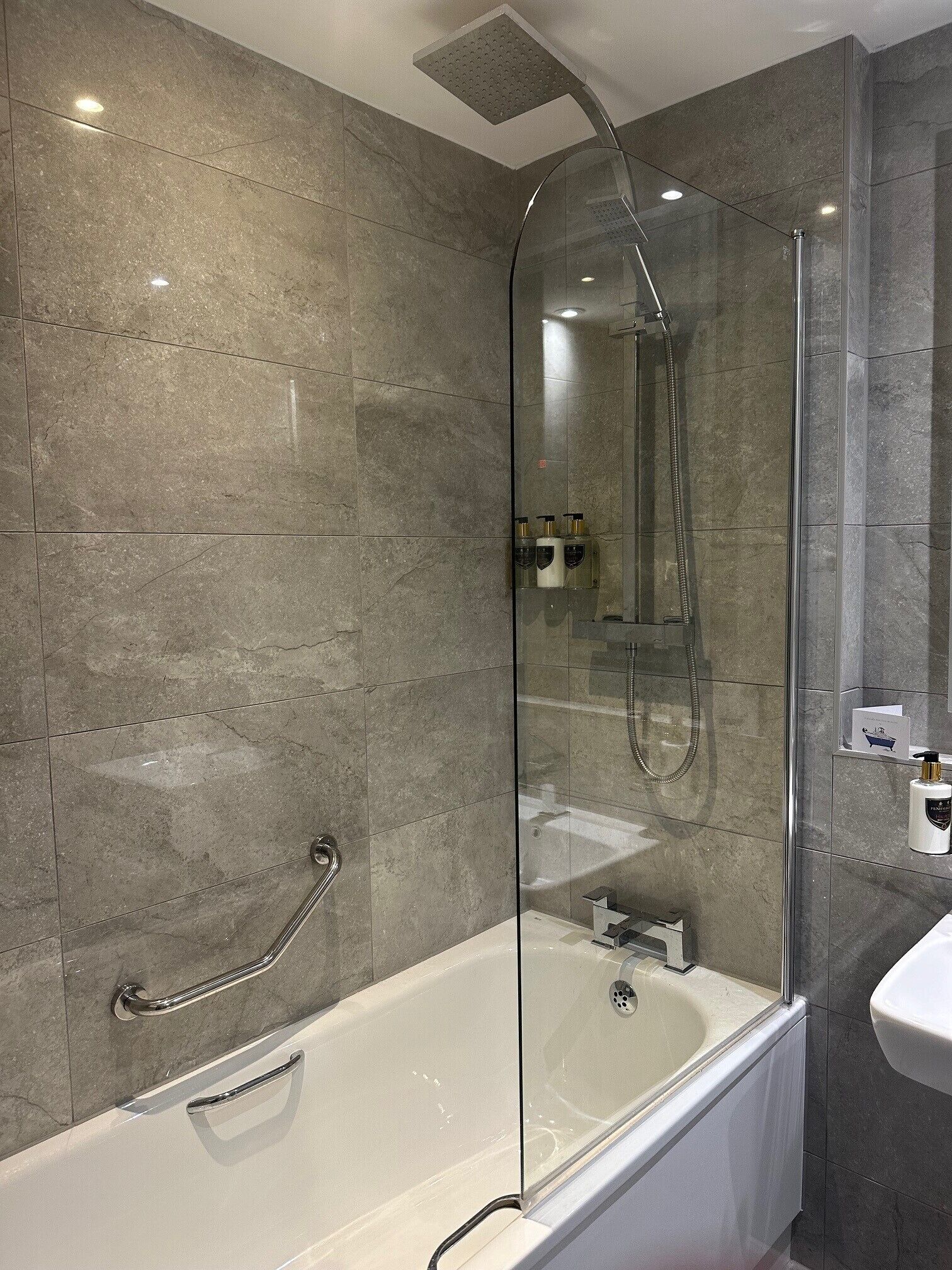 deluxe room | bathroom | combined shower/bathtub, hair dryer, towels