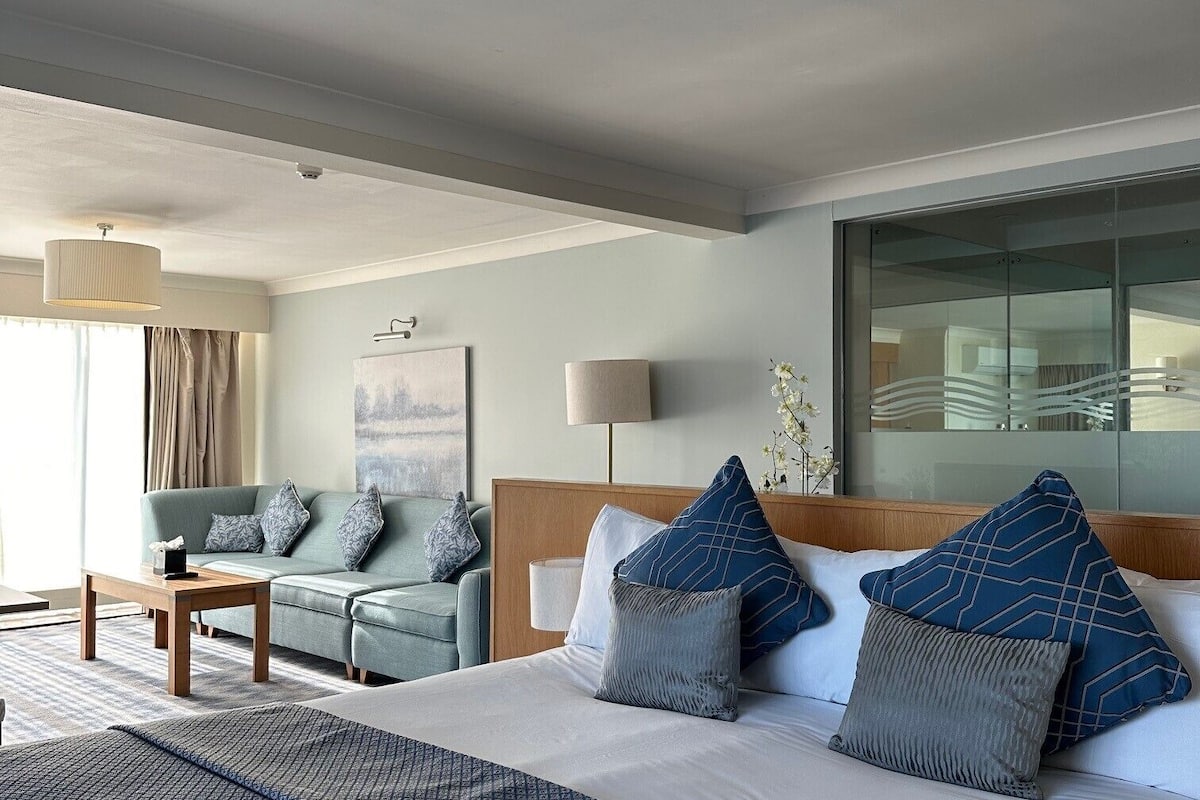 suite | 1 bedroom, in-room safe, desk, iron/ironing board