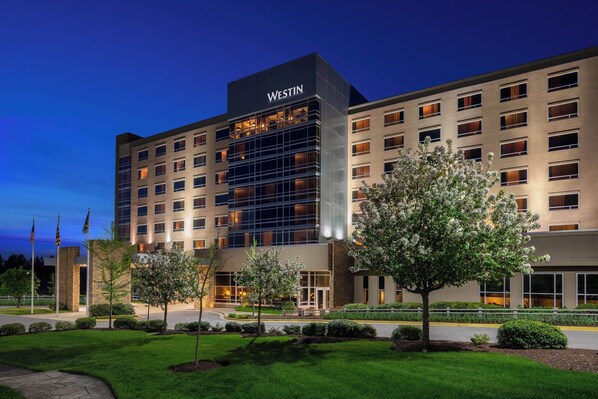 Un hotel Westin con fachada moderna, varios pisos y un jardín bien cuidado.