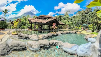 Alberca al aire libre y camastros