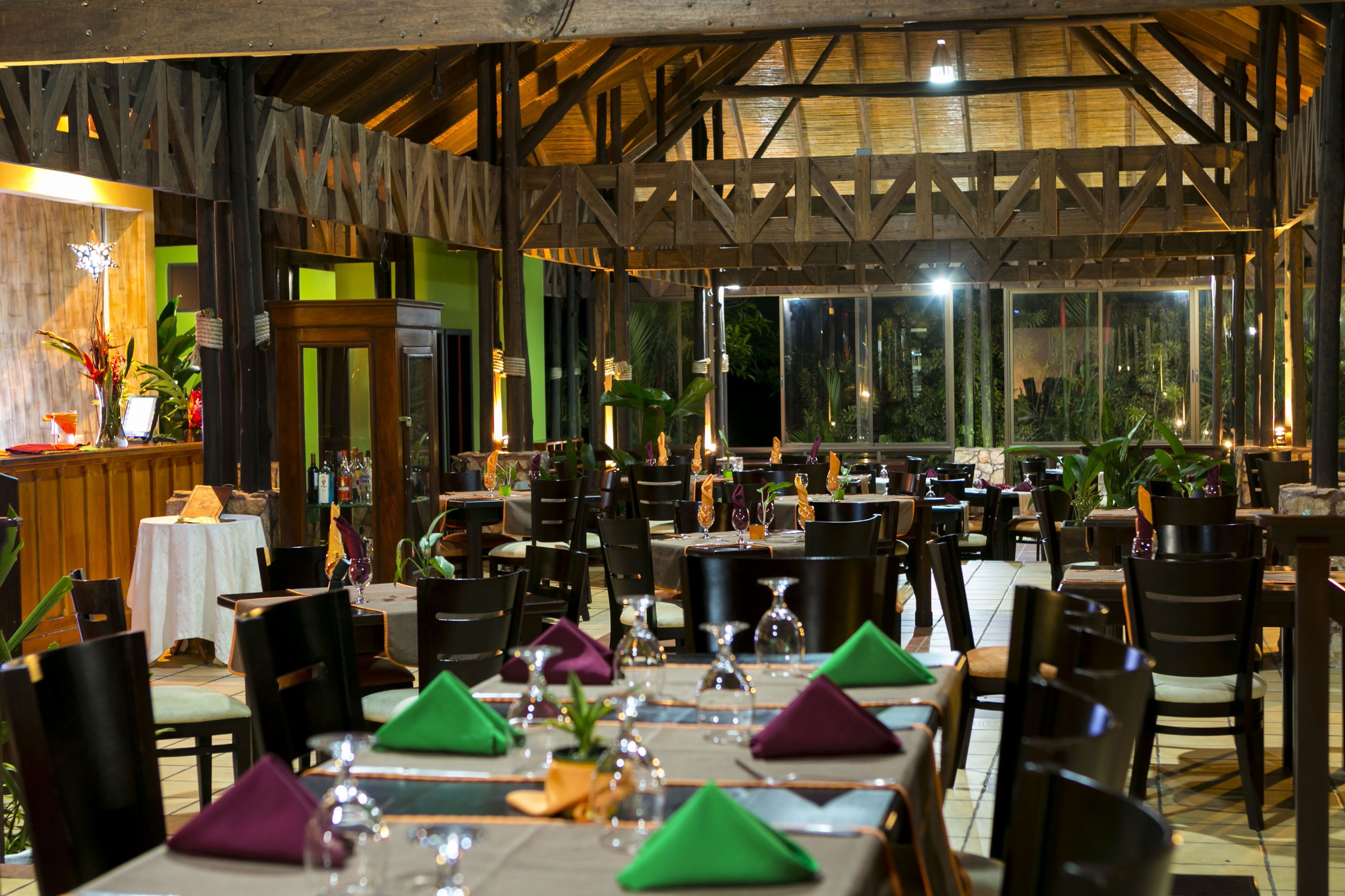 2 restaurants, lunch, dinner served; international cuisine