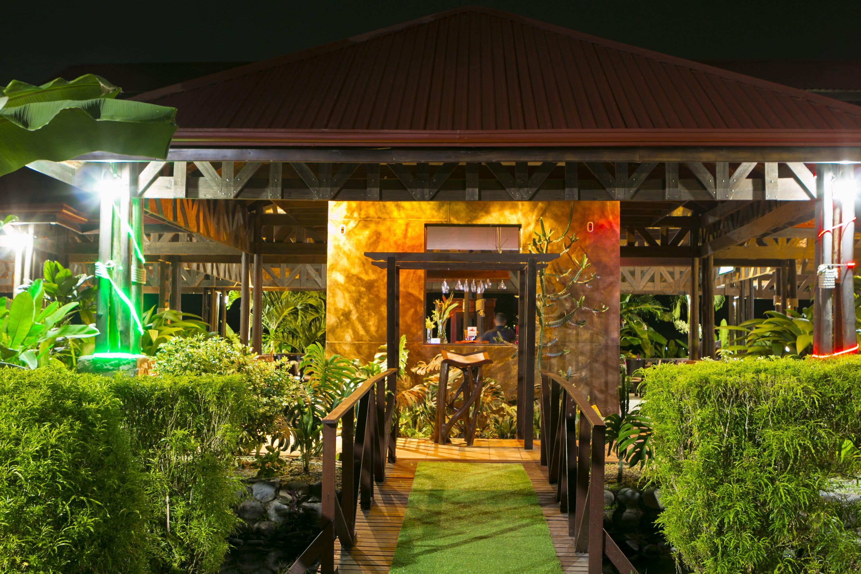 2 restauranter, lunsj og middag serveres, internasjonale retter