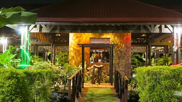 2 restauranter, lunsj og middag serveres, internasjonale retter