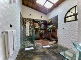 Bungalow Arenal | 浴室 | 淋浴设施、免费洗浴用品、吹风机、毛巾