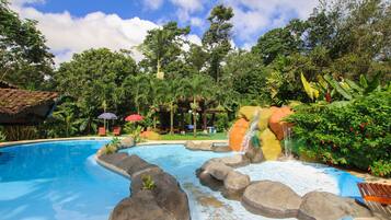 Alberca al aire libre y camastros