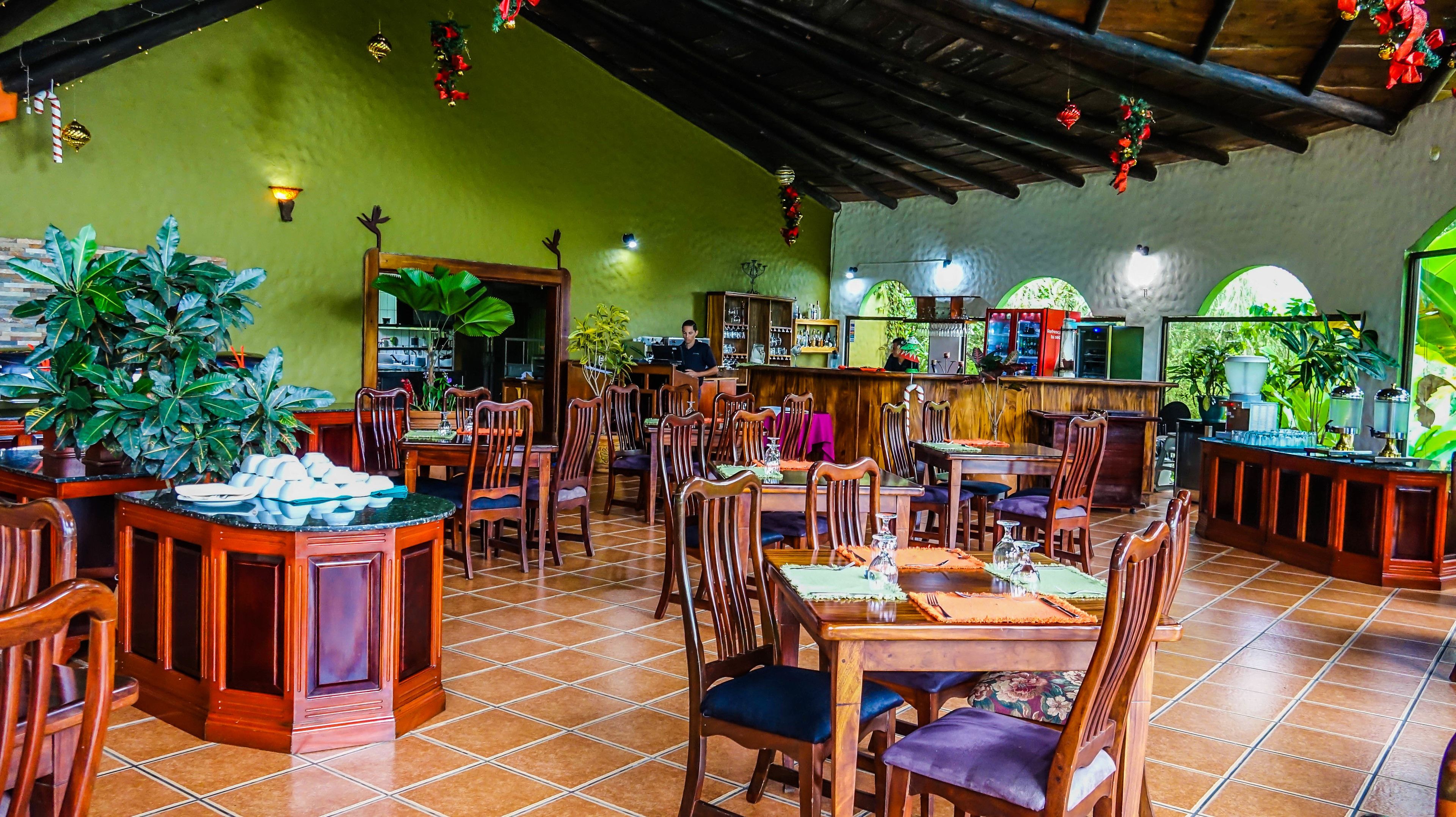 2 restaurants, lunch, dinner served; international cuisine