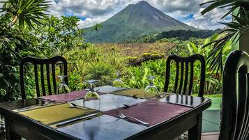 2 restaurantes; se sirve almuerzo y cena; cocina internacional