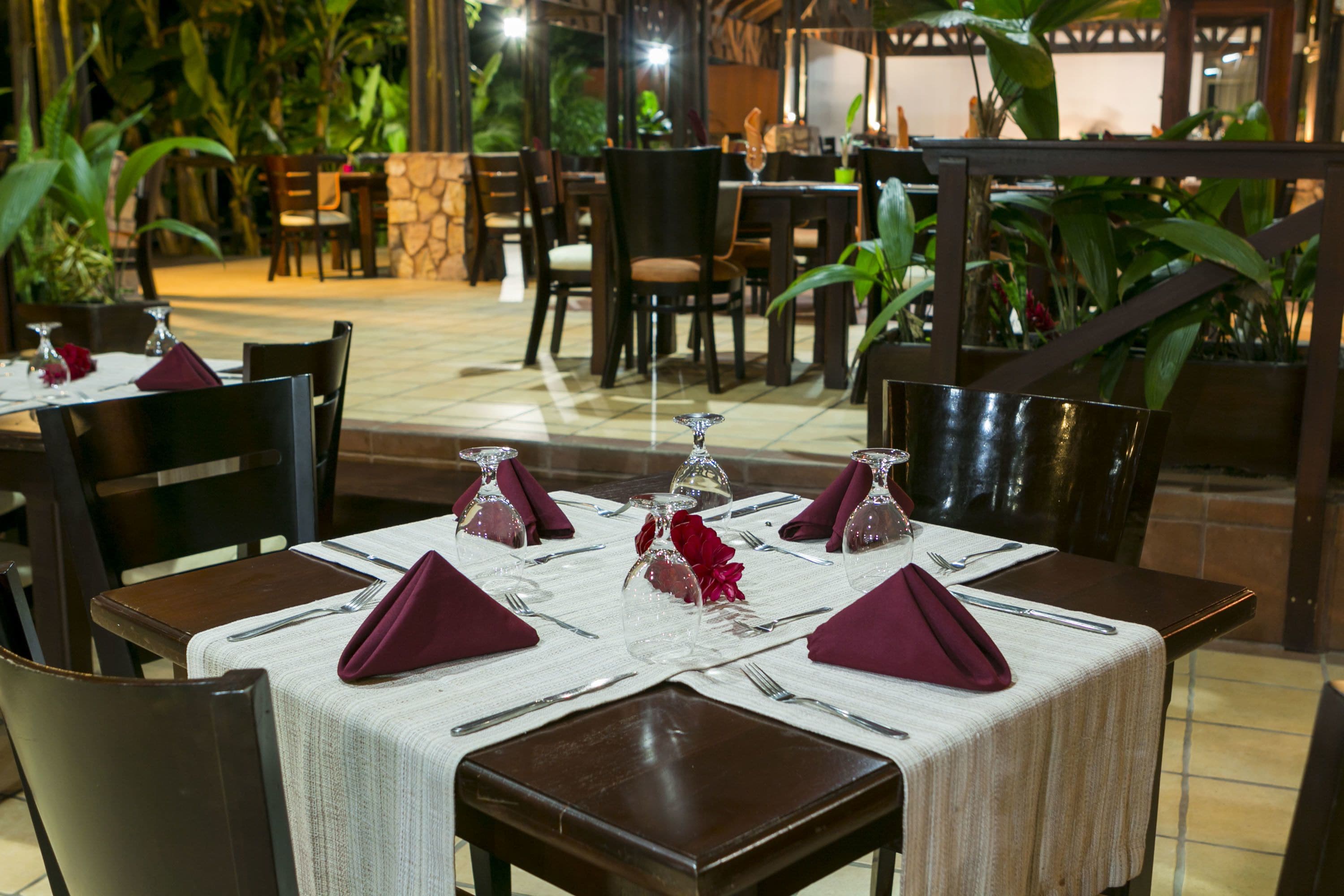 2 restaurants, lunch, dinner served; international cuisine