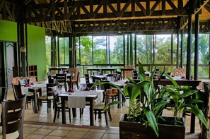 2 restaurants, lunch, dinner served; international cuisine  - Hotel Mountain Paradise  (La Fortuna)