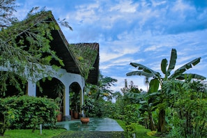 2 restaurants servant le déjeuner, spécialités Cuisine internationale