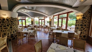 朝食、ランチ、ディナーに営業