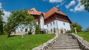 Ein zweistöckiges Gebäude mit einer Steintreppe, die zum Eingang führt.
