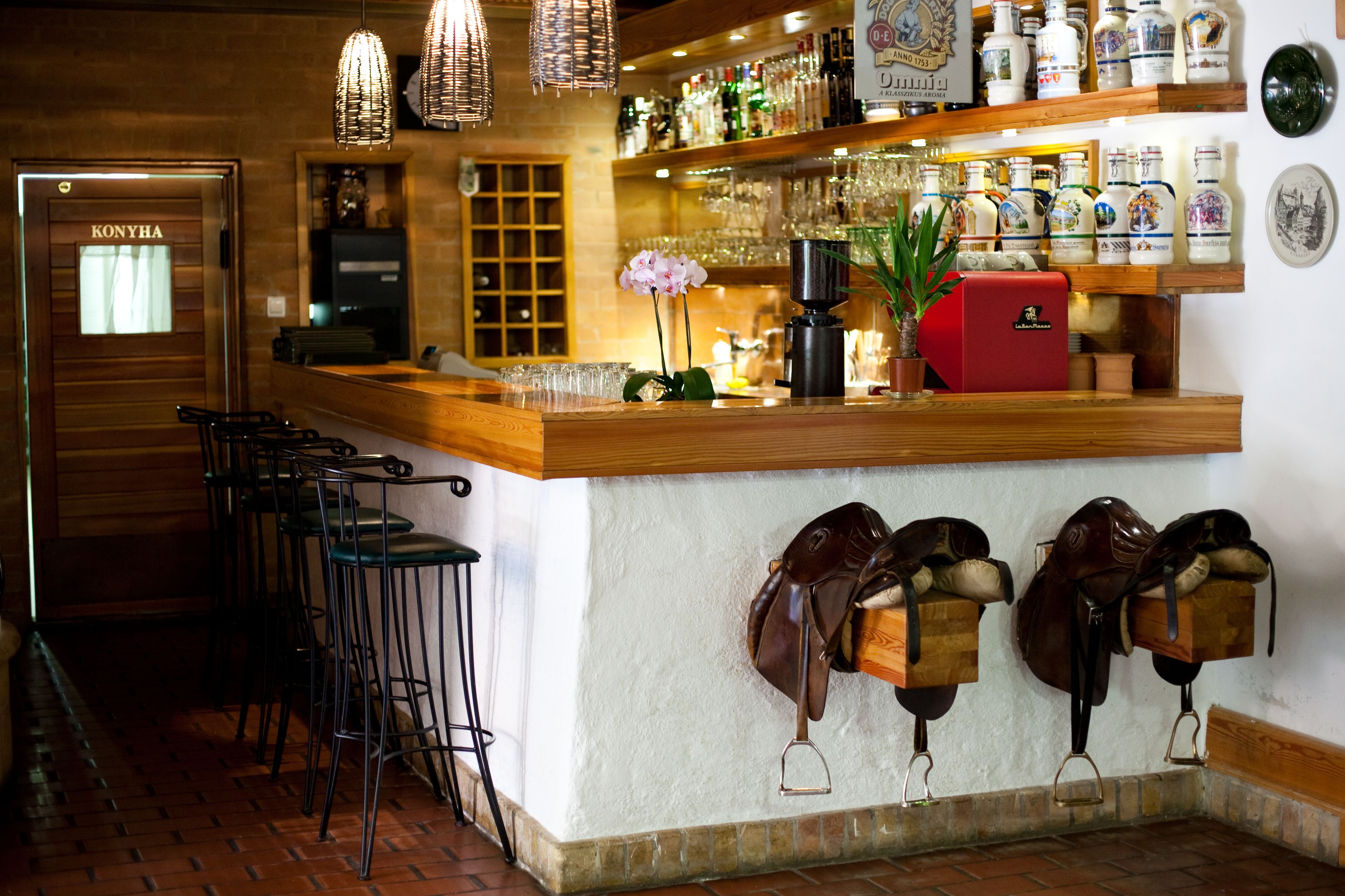 Bar (trong khuôn viên)