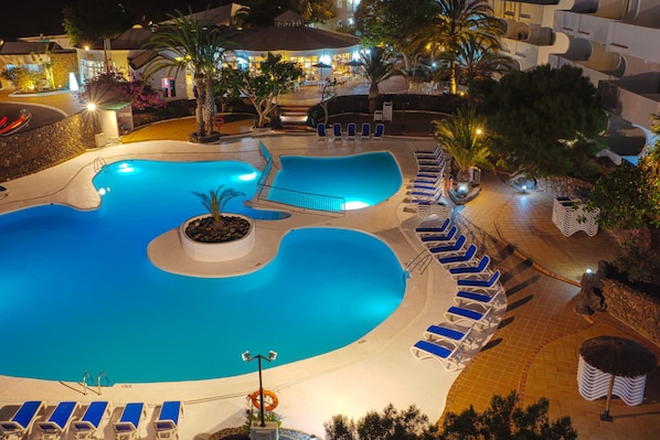 Front of property - evening/night - Apartamentos HSA Ficus (Teguise)