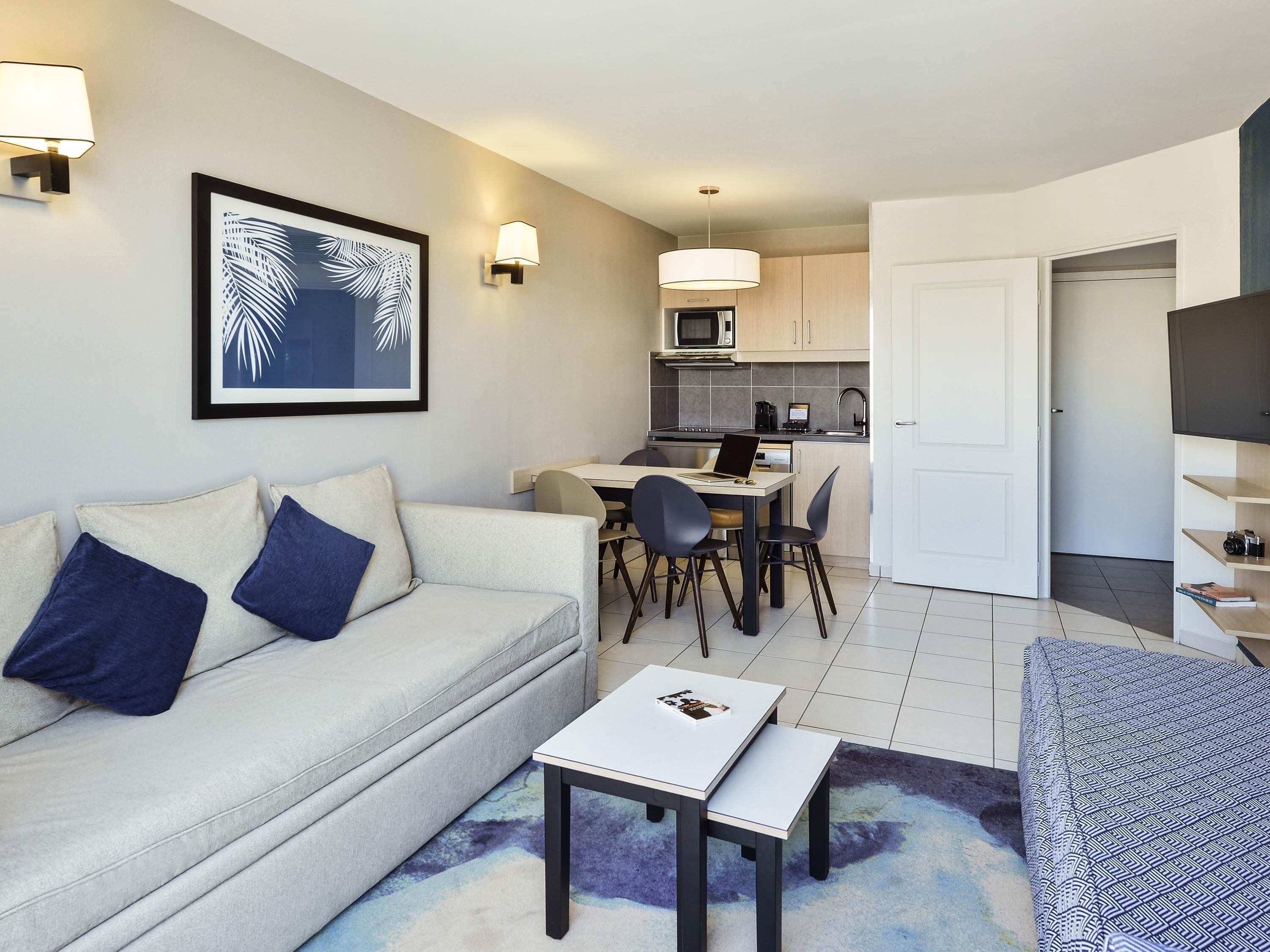 Comfort Apartment, 1 Bedroom | In-room safe, desk, laptop workspace, soundproofing