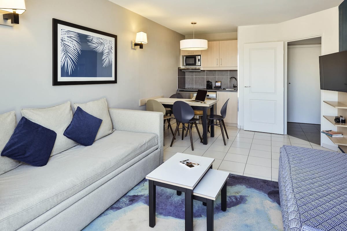 Comfort Apartment, 1 Bedroom | In-room safe, desk, laptop workspace, soundproofing