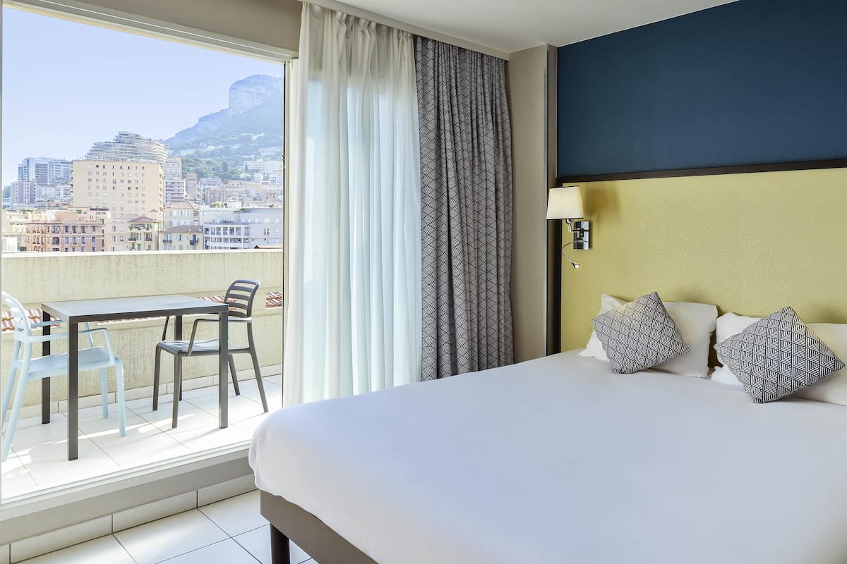 Caja fuerte, escritorio, espacio para trabajar con un portátil