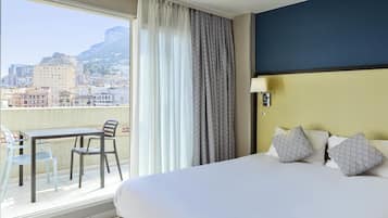 Una cassaforte in camera, una scrivania, postazione laptop