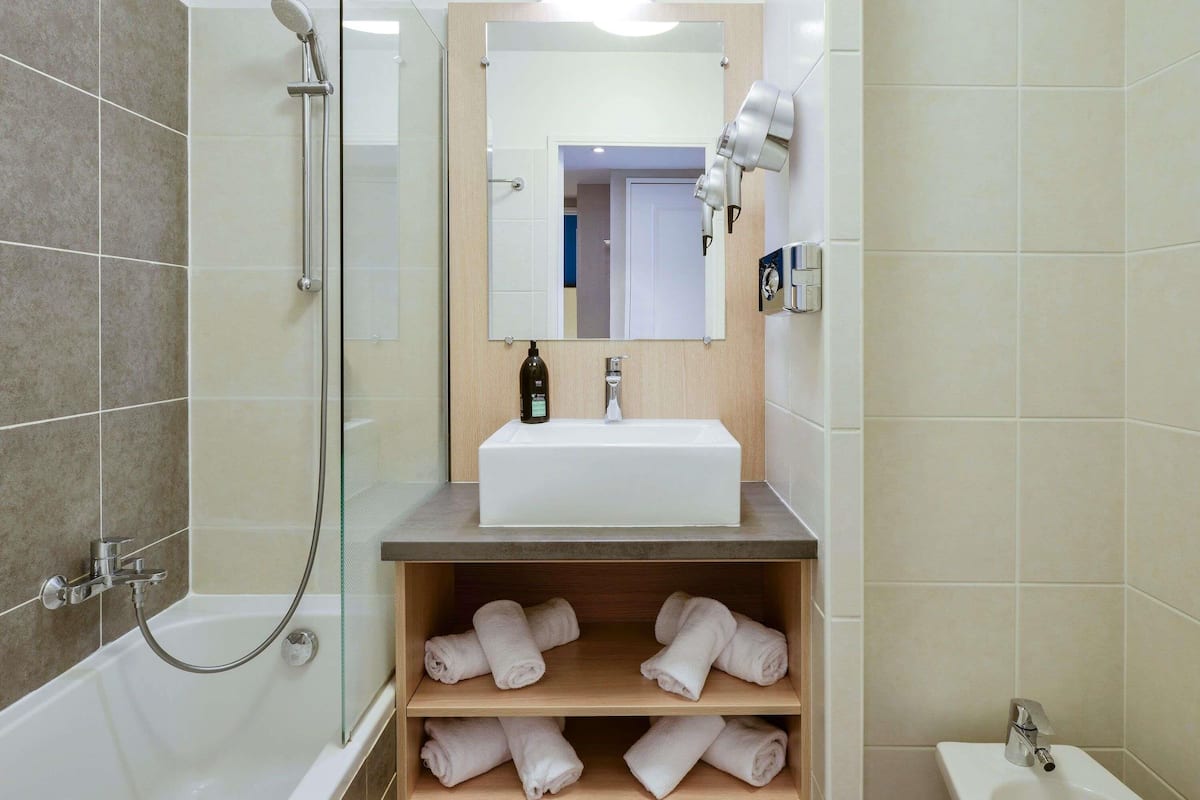 Combined shower/tub, deep soaking tub, eco-friendly toiletries