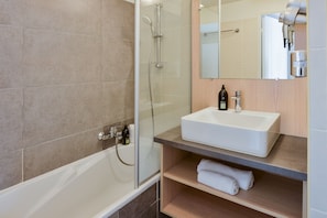 Combined shower/bathtub, deep-soaking bathtub, eco-friendly toiletries