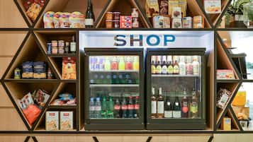 Un magasin qui propose une grande variété de produits alimentaires, de boissons et de produits emballés.