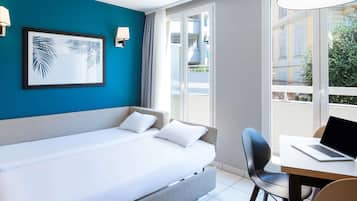 Een kluis op de kamer, een bureau, een laptopwerkplek