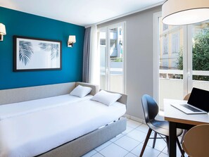 Cofres nos quartos, escrivaninha, espaço de trabalho para notebook