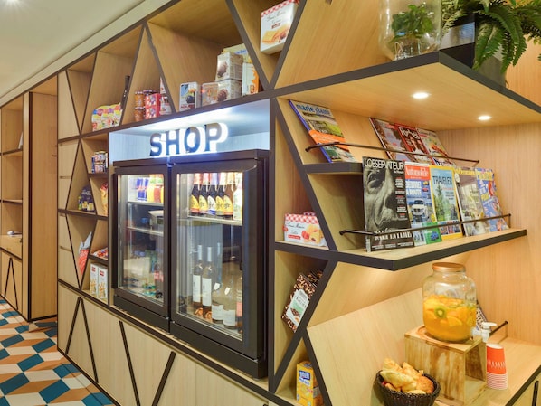A shop with a refrigerated display and magazines. - Aparthotel Adagio Monaco Monte Cristo (Beausoleil)
