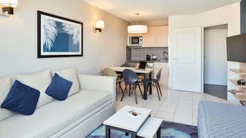 Comfort appartement, 1 slaapkamer | Een kluis op de kamer, een bureau, een laptopwerkplek
